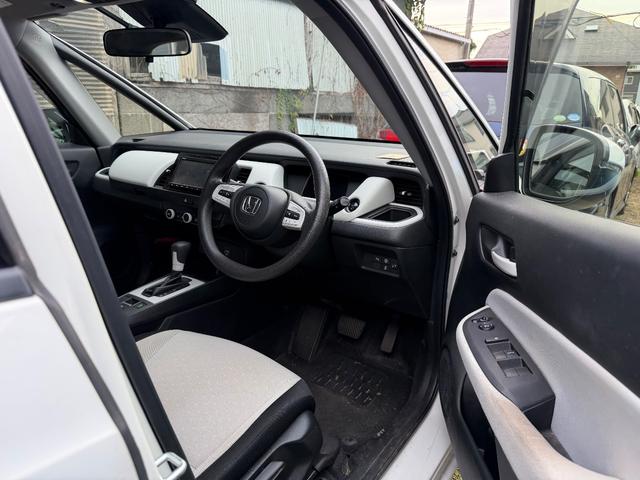 フィット ｅ：ＨＥＶベーシック　カーナビ　バックカメラ　ＥＴＣ　ドライブレコーダー　オートライト（5枚目）