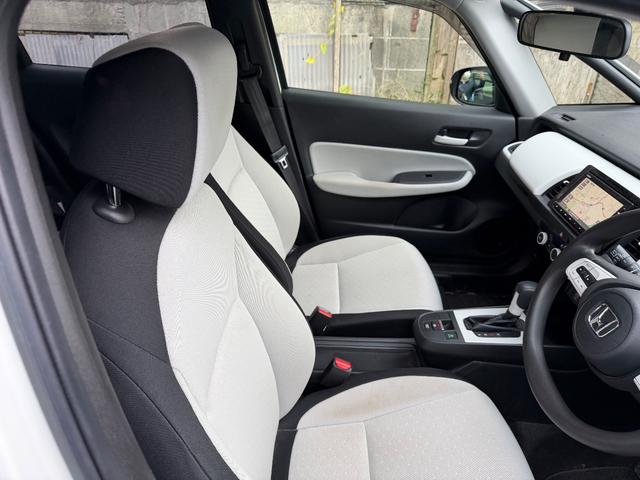 フィット ｅ：ＨＥＶベーシック　カーナビ　バックカメラ　ＥＴＣ　ドライブレコーダー　オートライト（6枚目）