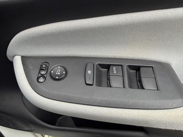 フィット ｅ：ＨＥＶベーシック　カーナビ　バックカメラ　ＥＴＣ　ドライブレコーダー　オートライト（8枚目）