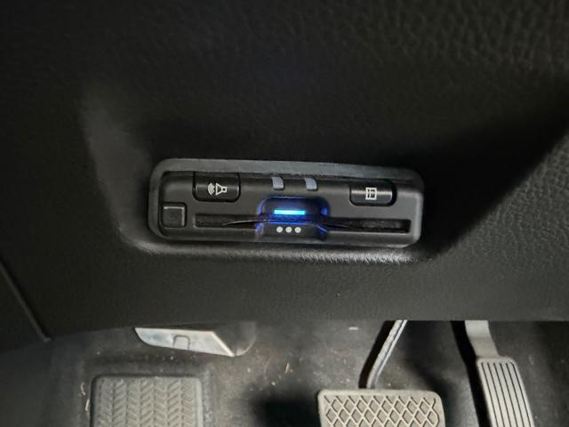 フィット ｅ：ＨＥＶベーシック　カーナビ　バックカメラ　ＥＴＣ　ドライブレコーダー　オートライト（9枚目）