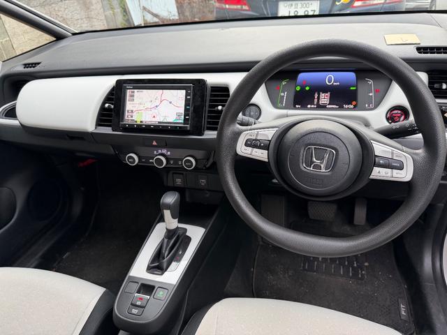 フィット ｅ：ＨＥＶベーシック　カーナビ　バックカメラ　ＥＴＣ　ドライブレコーダー　オートライト（11枚目）