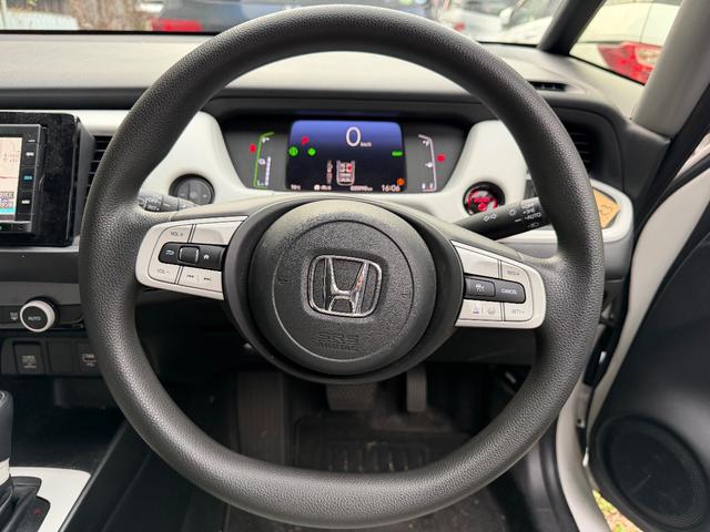 フィット ｅ：ＨＥＶベーシック　カーナビ　バックカメラ　ＥＴＣ　ドライブレコーダー　オートライト（12枚目）