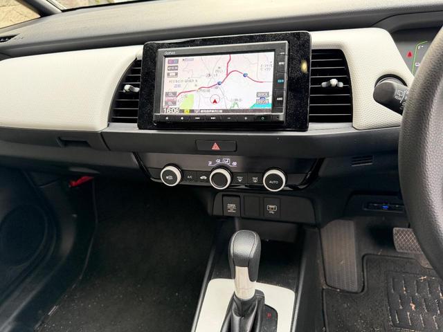 フィット ｅ：ＨＥＶベーシック　カーナビ　バックカメラ　ＥＴＣ　ドライブレコーダー　オートライト（18枚目）