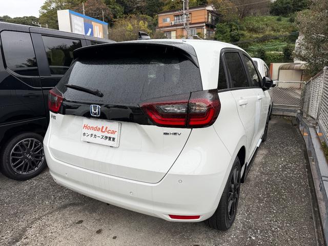 フィット ｅ：ＨＥＶホーム　ブラックスタイル　登録済未使用車　ＬＥＤヘッドライト　オートハイビーム　パーキングセンサー　アダプティブクルーズコントロール（3枚目）