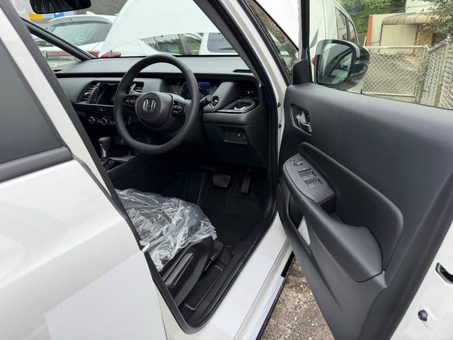 フィット ｅ：ＨＥＶホーム　ブラックスタイル　登録済未使用車　ＬＥＤヘッドライト　オートハイビーム　パーキングセンサー　アダプティブクルーズコントロール（5枚目）