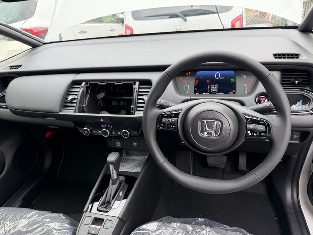 フィット ｅ：ＨＥＶホーム　ブラックスタイル　登録済未使用車　ＬＥＤヘッドライト　オートハイビーム　パーキングセンサー　アダプティブクルーズコントロール（7枚目）