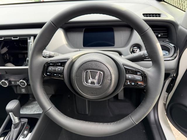 フィット ｅ：ＨＥＶホーム　ブラックスタイル　登録済未使用車　ＬＥＤヘッドライト　オートハイビーム　パーキングセンサー　アダプティブクルーズコントロール（8枚目）