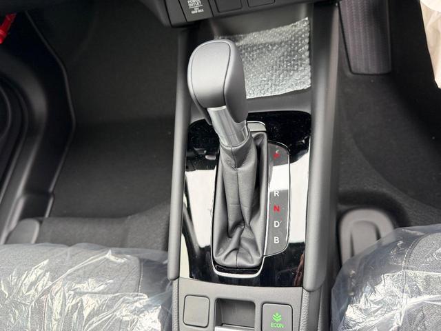 フィット ｅ：ＨＥＶホーム　ブラックスタイル　登録済未使用車　ＬＥＤヘッドライト　オートハイビーム　パーキングセンサー　アダプティブクルーズコントロール（17枚目）