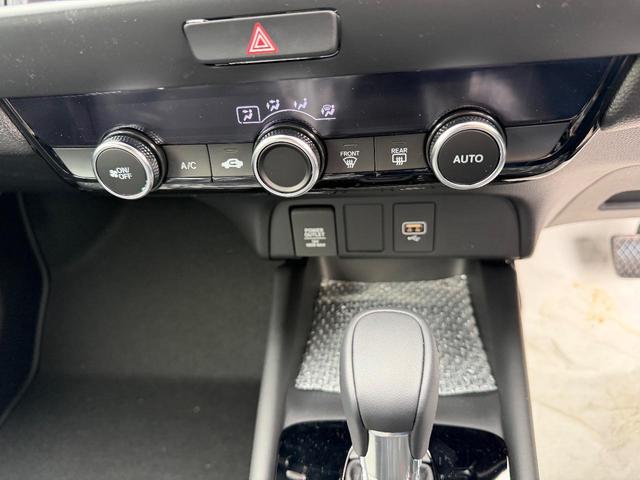 フィット ｅ：ＨＥＶホーム　ブラックスタイル　登録済未使用車　ＬＥＤヘッドライト　オートハイビーム　パーキングセンサー　アダプティブクルーズコントロール（18枚目）