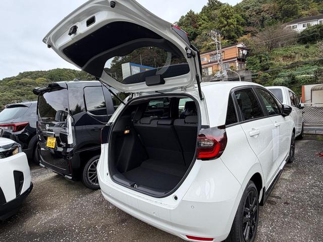 フィット ｅ：ＨＥＶホーム　ブラックスタイル　登録済未使用車　ＬＥＤヘッドライト　オートハイビーム　パーキングセンサー　アダプティブクルーズコントロール（25枚目）