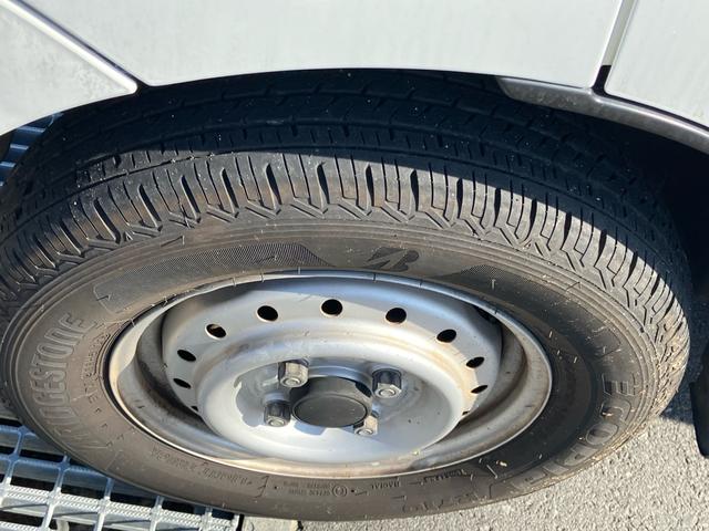 キャリイトラック ＫＣエアコン・パワステ　パートタイム　４ＷＤ　キャンピング　ディスプレイオーディオ　バックカメラ　Ｂｌｕｅｔｏｏｔｈ対応　デジタルインナーミラードラレコ　ＥＴＣ　サブバッテリー　社外キーレス　シンク　冷蔵庫　電子レンジ（28枚目）