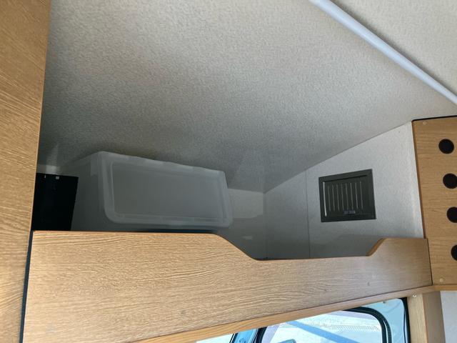 キャリイトラック ＫＣエアコン・パワステ　パートタイム　４ＷＤ　キャンピング　ディスプレイオーディオ　バックカメラ　Ｂｌｕｅｔｏｏｔｈ対応　デジタルインナーミラードラレコ　ＥＴＣ　サブバッテリー　社外キーレス　シンク　冷蔵庫　電子レンジ（40枚目）