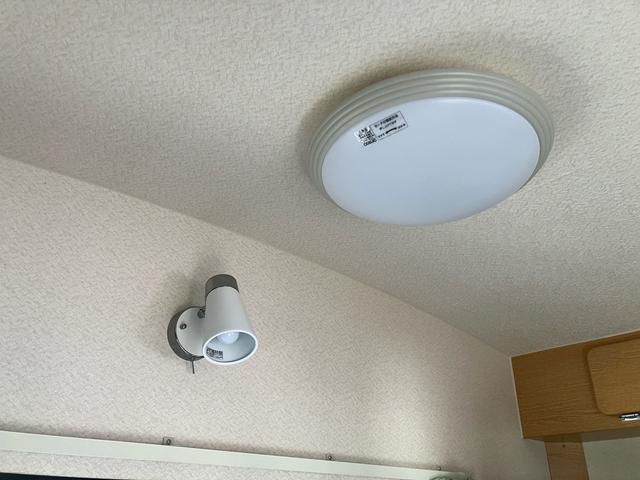 キャリイトラック ＫＣエアコン・パワステ　パートタイム　４ＷＤ　キャンピング　ディスプレイオーディオ　バックカメラ　Ｂｌｕｅｔｏｏｔｈ対応　デジタルインナーミラードラレコ　ＥＴＣ　サブバッテリー　社外キーレス　シンク　冷蔵庫　電子レンジ（46枚目）