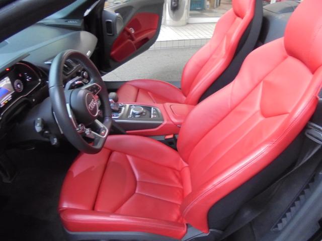 Ｒ８スパイダー ベースグレード　Ｖ１０　５．２　ＦＳＩ　クワトロ　４ＷＤ　２０１７年モデル　Ｃａｐｒｉｓｔｏエキゾースト　レッドレザー（3枚目）