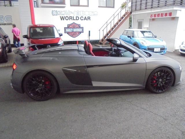 Ｒ８スパイダー ベースグレード　Ｖ１０　５．２　ＦＳＩ　クワトロ　４ＷＤ　２０１７年モデル　Ｃａｐｒｉｓｔｏエキゾースト　レッドレザー（11枚目）