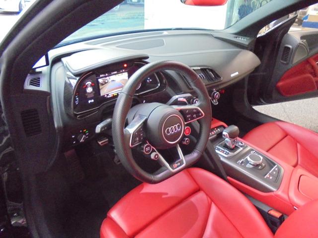 Ｒ８スパイダー ベースグレード　Ｖ１０　５．２　ＦＳＩ　クワトロ　４ＷＤ　２０１７年モデル　Ｃａｐｒｉｓｔｏエキゾースト　レッドレザー（17枚目）