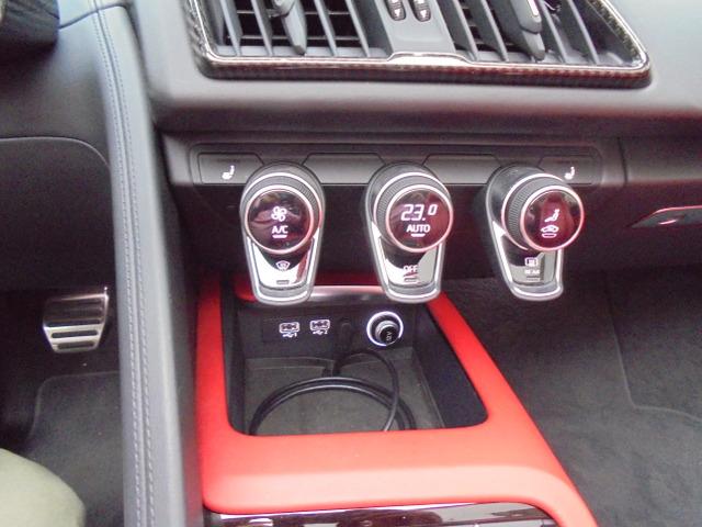 Ｒ８スパイダー ベースグレード　Ｖ１０　５．２　ＦＳＩ　クワトロ　４ＷＤ　２０１７年モデル　Ｃａｐｒｉｓｔｏエキゾースト　レッドレザー（23枚目）