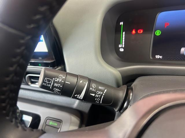 フリード ｅ：ＨＥＶクロスター　元試乗車１１インチナビＢカメラフルセグＤＶＤ再生Ｂｌｕｅｔｏｏｔｈ接続ＵＳＢ接続ＬＥＤヘッドライトルーフレール追突軽減ブレーキ電子パーキングオートブレーキホールド両側電動スライドドアスマートキー禁煙車（19枚目）