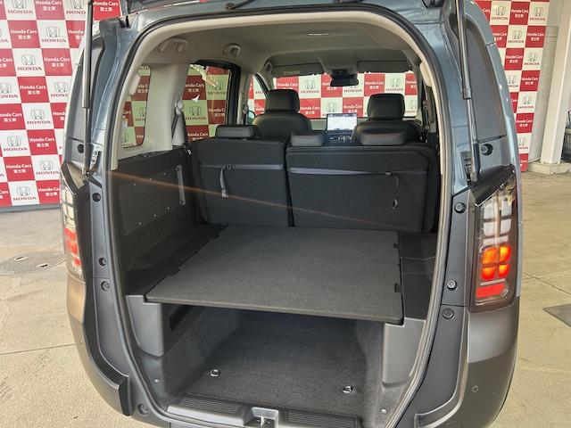 フリード ｅ：ＨＥＶクロスター　元試乗車１１インチナビＢカメラフルセグＤＶＤ再生Ｂｌｕｅｔｏｏｔｈ接続ＵＳＢ接続ＬＥＤヘッドライトルーフレール追突軽減ブレーキ電子パーキングオートブレーキホールド両側電動スライドドアスマートキー禁煙車（22枚目）
