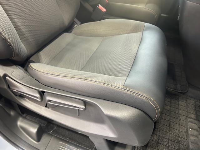 フリード ｅ：ＨＥＶクロスター　元試乗車１１インチナビＢカメラフルセグＤＶＤ再生Ｂｌｕｅｔｏｏｔｈ接続ＵＳＢ接続ＬＥＤヘッドライトルーフレール追突軽減ブレーキ電子パーキングオートブレーキホールド両側電動スライドドアスマートキー禁煙車（30枚目）