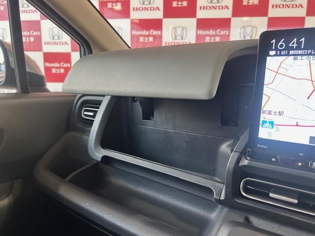 フリード ｅ：ＨＥＶクロスター　元試乗車１１インチナビＢカメラフルセグＤＶＤ再生Ｂｌｕｅｔｏｏｔｈ接続ＵＳＢ接続ＬＥＤヘッドライトルーフレール追突軽減ブレーキ電子パーキングオートブレーキホールド両側電動スライドドアスマートキー禁煙車（32枚目）