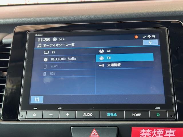 フィット ホーム　当社元レンタカーナビＢカメラＥＴＣフルセグＢｌｕｅｔｏｏｔｈ接続ＵＳＢ接続追突軽減ブレーキ電子パーキングオートブレーキホールドサイドカーテンエアバッグＬＥＤヘッドライトスマートキー２個禁煙車（4枚目）