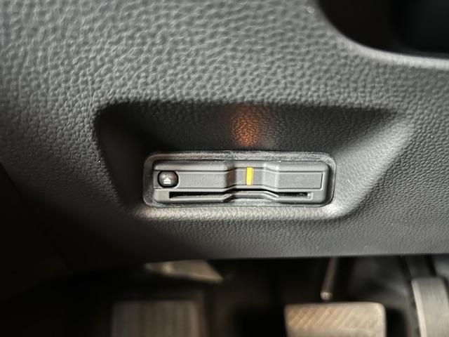 フィット ホーム　当社元レンタカーナビＢカメラＥＴＣフルセグＢｌｕｅｔｏｏｔｈ接続ＵＳＢ接続追突軽減ブレーキ電子パーキングオートブレーキホールドサイドカーテンエアバッグＬＥＤヘッドライトスマートキー２個禁煙車（6枚目）