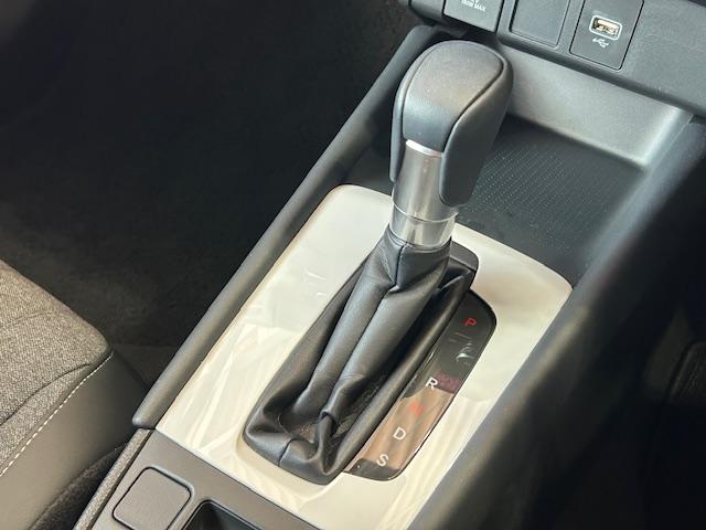 フィット ホーム　当社元レンタカーナビＢカメラＥＴＣフルセグＢｌｕｅｔｏｏｔｈ接続ＵＳＢ接続追突軽減ブレーキ電子パーキングオートブレーキホールドサイドカーテンエアバッグＬＥＤヘッドライトスマートキー２個禁煙車（8枚目）