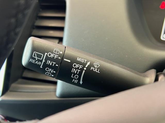 フィット ホーム　当社元レンタカーナビＢカメラＥＴＣフルセグＢｌｕｅｔｏｏｔｈ接続ＵＳＢ接続追突軽減ブレーキ電子パーキングオートブレーキホールドサイドカーテンエアバッグＬＥＤヘッドライトスマートキー２個禁煙車（14枚目）