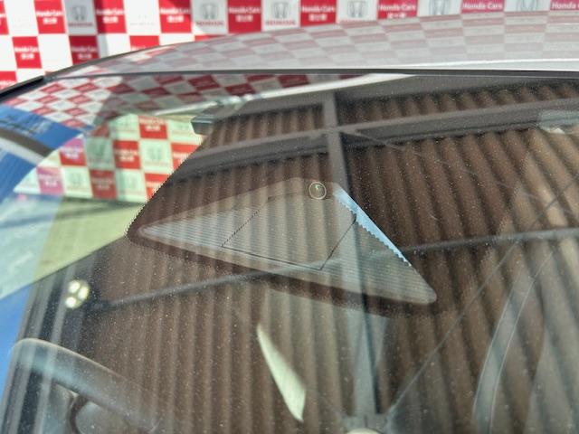 フィット ホーム　当社元レンタカーナビＢカメラＥＴＣフルセグＢｌｕｅｔｏｏｔｈ接続ＵＳＢ接続追突軽減ブレーキ電子パーキングオートブレーキホールドサイドカーテンエアバッグＬＥＤヘッドライトスマートキー２個禁煙車（16枚目）