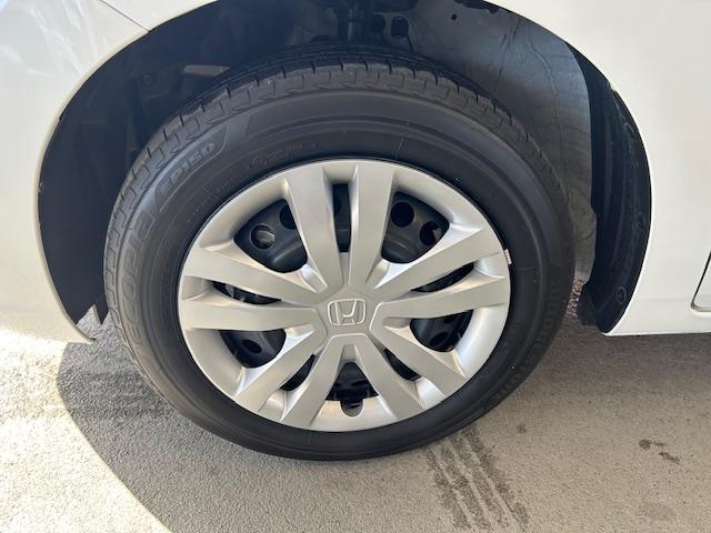 フィット ホーム　当社元レンタカーナビＢカメラＥＴＣフルセグＢｌｕｅｔｏｏｔｈ接続ＵＳＢ接続追突軽減ブレーキ電子パーキングオートブレーキホールドサイドカーテンエアバッグＬＥＤヘッドライトスマートキー２個禁煙車（27枚目）