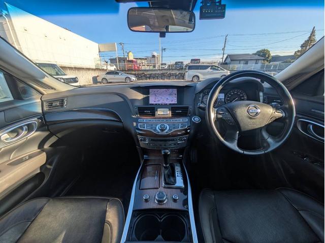 シーマ ハイブリッド　ＶＩＰ　Ｇ　サンルーフ　黒革パワーシート　シートメモリー　インパルエアロキット　ＢＯＳＥサラウンドシステム　リアエンターテイメント　スマートキー　メーカーナビＤＴＶ　Ｂカメラ　ＥＴＣ（22枚目）