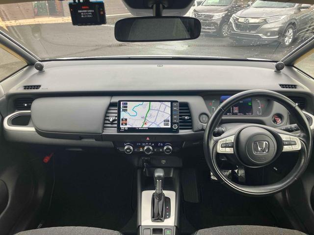 フィット ｅ：ＨＥＶホーム　ドライブレコーダー　ＥＴＣ　バックカメラ　ナビ　ＴＶ　クリアランスソナー　オートクルーズコントロール　レーンアシスト　衝突被害軽減システム　オートライト　ＬＥＤヘッドランプ　スマートキー（2枚目）