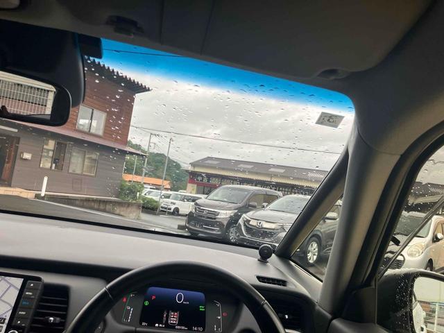 フィット ｅ：ＨＥＶホーム　ドライブレコーダー　ＥＴＣ　バックカメラ　ナビ　ＴＶ　クリアランスソナー　オートクルーズコントロール　レーンアシスト　衝突被害軽減システム　オートライト　ＬＥＤヘッドランプ　スマートキー（55枚目）