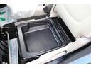 助手席下には収納スペースがあります!