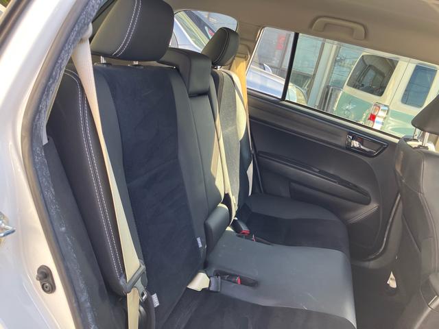 カローラフィールダー ハイブリッドＧ　エアロツアラー・ダブルバイビー　メモリーナビ　バックカメラ　Ｂｌｕｅｔｏｏｔｈ対応　フルセグＴＶ　スマートキー　スペアキー　プッシュスタート　ステアリングリモコン　純正エアロ　アルミホイール　ＨＩＤヘッドライト　電動格納ミラー（12枚目）