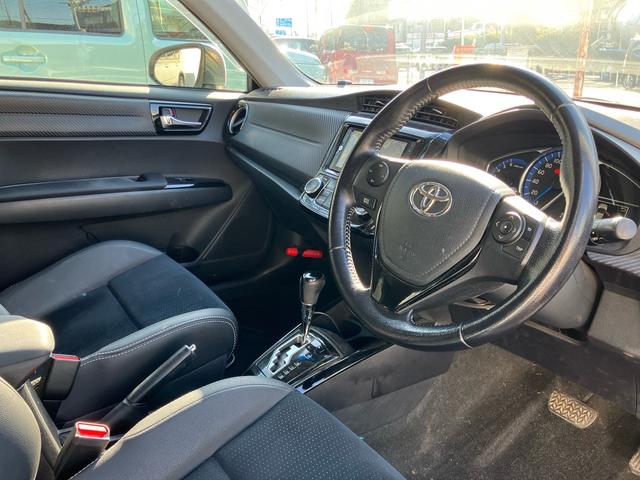 カローラフィールダー ハイブリッドＧ　エアロツアラー・ダブルバイビー　メモリーナビ　バックカメラ　Ｂｌｕｅｔｏｏｔｈ対応　フルセグＴＶ　スマートキー　スペアキー　プッシュスタート　ステアリングリモコン　純正エアロ　アルミホイール　ＨＩＤヘッドライト　電動格納ミラー（16枚目）