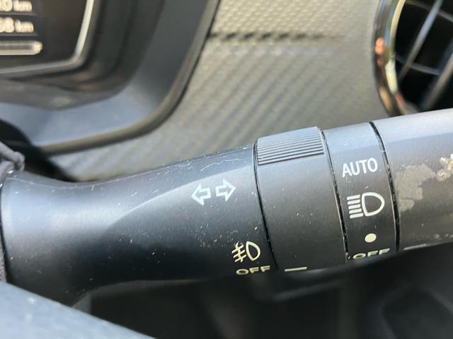 カローラフィールダー ハイブリッドＧ　エアロツアラー・ダブルバイビー　メモリーナビ　バックカメラ　Ｂｌｕｅｔｏｏｔｈ対応　フルセグＴＶ　スマートキー　スペアキー　プッシュスタート　ステアリングリモコン　純正エアロ　アルミホイール　ＨＩＤヘッドライト　電動格納ミラー（23枚目）