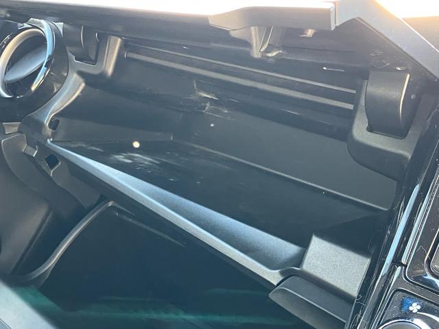 カローラフィールダー ハイブリッドＧ　エアロツアラー・ダブルバイビー　メモリーナビ　バックカメラ　Ｂｌｕｅｔｏｏｔｈ対応　フルセグＴＶ　スマートキー　スペアキー　プッシュスタート　ステアリングリモコン　純正エアロ　アルミホイール　ＨＩＤヘッドライト　電動格納ミラー（32枚目）