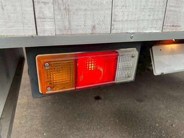 バネットトラック ロングスーパーローGL 2万K!CAT/エアコン/パワステ/パワーウィンドウ/Wタイヤ/ナビ/Bカメラ/ETC/ポップアップルーフ/出張作業/電動リクライニングチェア付/家庭用エアコン/照明/換気扇/外部電源接続/移動店舗(16枚目)