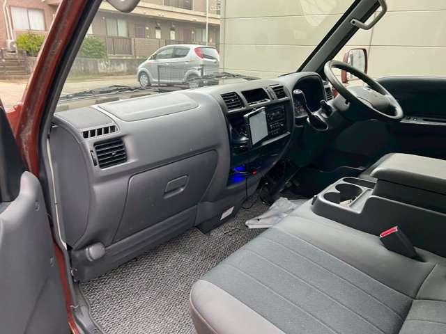 バネットトラック ロングスーパーローGL 2万K!CAT/エアコン/パワステ/パワーウィンドウ/Wタイヤ/ナビ/Bカメラ/ETC/ポップアップルーフ/出張作業/電動リクライニングチェア付/家庭用エアコン/照明/換気扇/外部電源接続/移動店舗(18枚目)