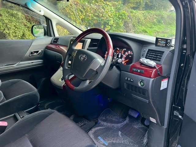 ヴェルファイア ２．４Ｚ　ＡＬＰＩＮＥ８ｉｎｃｈナビゲーション／フリップダウンモニター／バックカメラ／両側パワースライドドア／スマートキー＆プッシュスタート／ウッドコンビステアリング／レーダー／ＥＴＣ／純正アルミ／純正ＨＩＤ（28枚目）