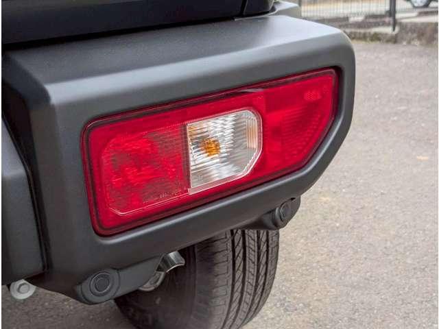 ジムニーノマド FC R8年登録/4WD/5ドア/4速オートマ/アダプティブクルーズコントロール/オートエアコン/ヘッドランプウォッシャ/本革巻ステアリング/シートヒーター/純正15AW/スズキセーフティー/特別色ブラック(68枚目)