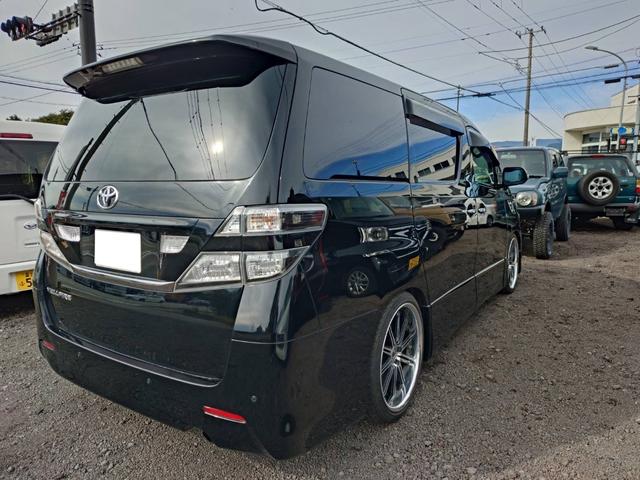 ヴェルファイア ２．４Ｚ　ＨＫＳ車高調　ＷＯＲＫ２０インチアルミホイール　ブラックレザー調シートカバー　車外グリル　フルセグＴＶ　フリップダウンモニター　スマートキー　両側パワースライドドア（2枚目）