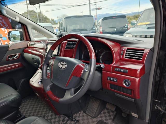 ヴェルファイア ２．４Ｚ　ＨＫＳ車高調　ＷＯＲＫ２０インチアルミホイール　ブラックレザー調シートカバー　車外グリル　フルセグＴＶ　フリップダウンモニター　スマートキー　両側パワースライドドア（4枚目）