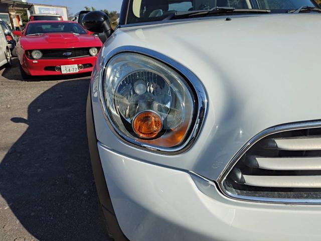 ＭＩＮＩ クーパー　クロスオーバー　走行４．９万キロ　６速マニュアル　純正アルミ　キーレス　ツートンカラー（3枚目）