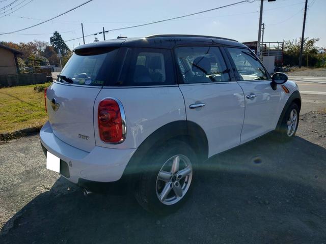 ＭＩＮＩ クーパー　クロスオーバー　走行４．９万キロ　６速マニュアル　純正アルミ　キーレス　ツートンカラー（5枚目）