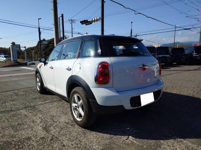 ＭＩＮＩ クーパー　クロスオーバー　走行４．９万キロ　６速マニュアル　純正アルミ　キーレス　ツートンカラー（7枚目）