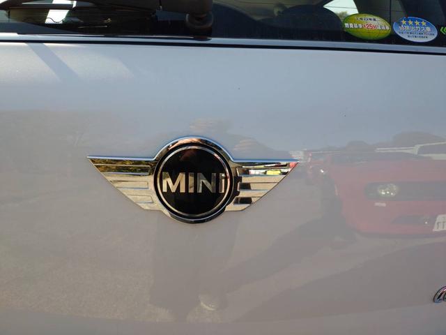 ＭＩＮＩ クーパー　クロスオーバー　走行４．９万キロ　６速マニュアル　純正アルミ　キーレス　ツートンカラー（8枚目）