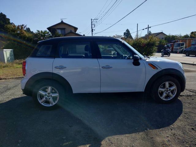 ＭＩＮＩ クーパー　クロスオーバー　走行４．９万キロ　６速マニュアル　純正アルミ　キーレス　ツートンカラー（9枚目）